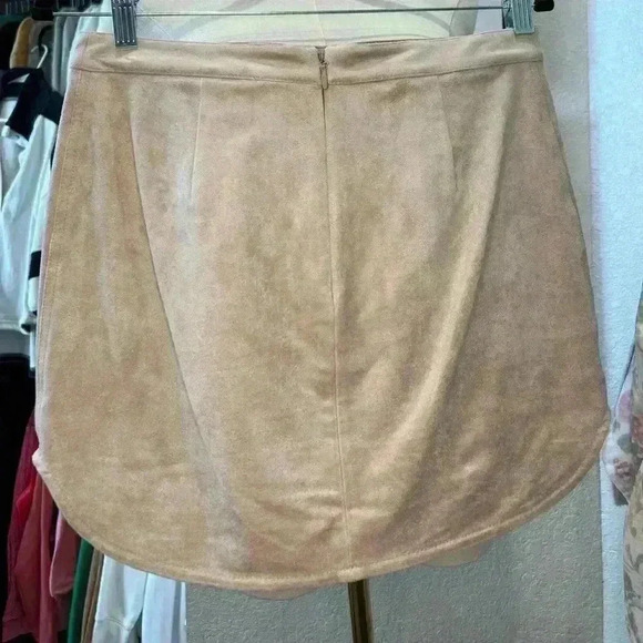 BCBMAXAZRIA Faux Suede Barely Pink Mini Skirt SZ Small Original $178 - Picture 6 of 10